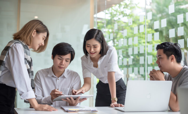 日本語学校で学ぶ留学生がグループで学習している様子