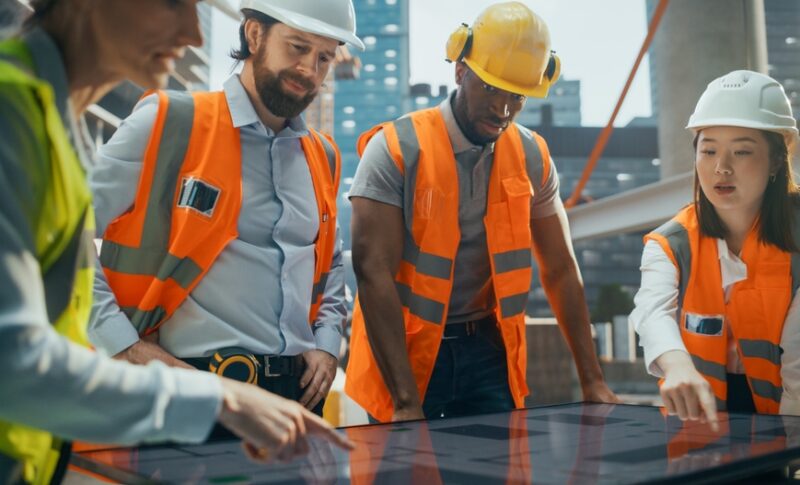 外国人採用で企業と人材のFITを確認する多国籍チームのイメージ